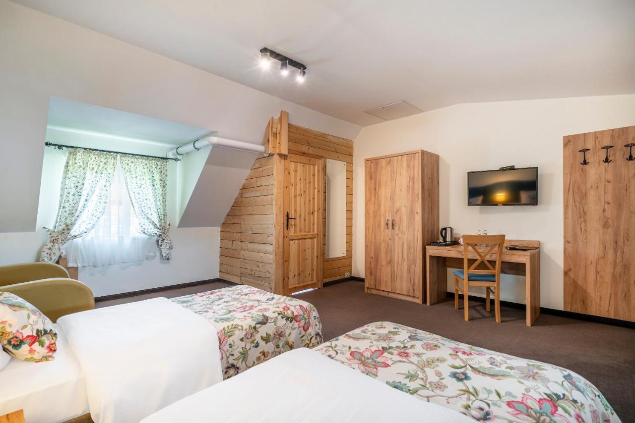 Labedz Hotel Karczma 이아와 외부 사진